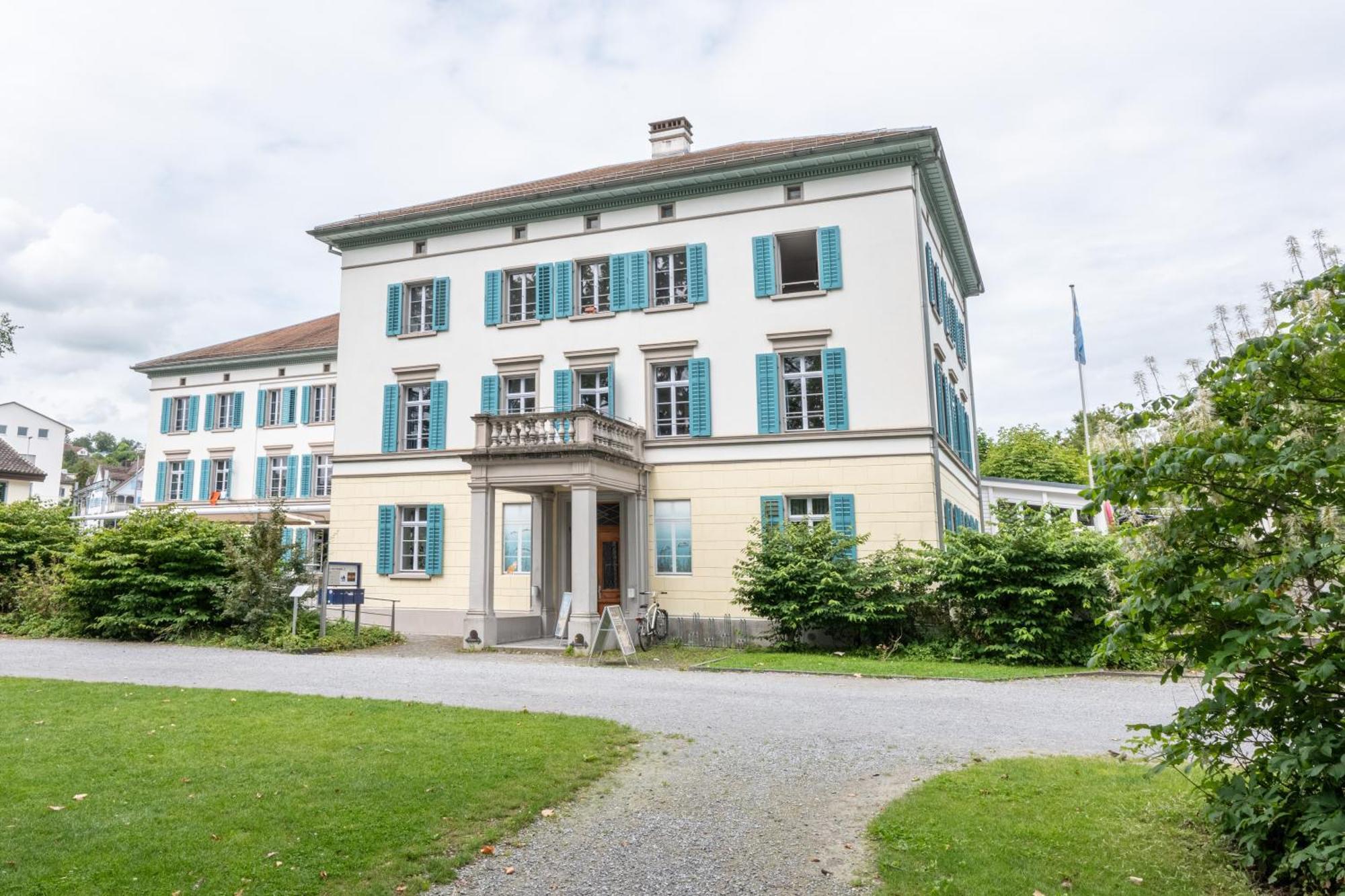 Youth Hostel *
